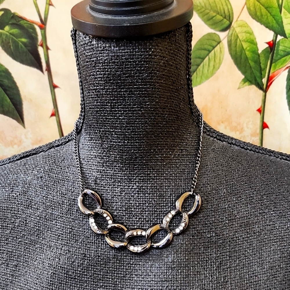 VINTAGE NINA RICCI FOR AVON CHAIN NECKLACE WITH RHINESTONE ACCENTS